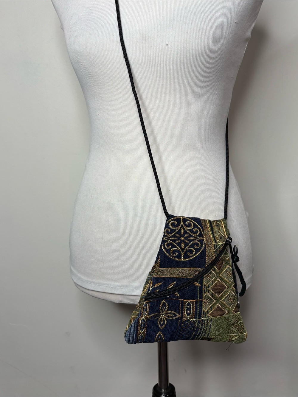 ERDA Triangular Floral Tapestry Crossbody Bag Small Pouch 7”x 7” - Picture 6 of 9